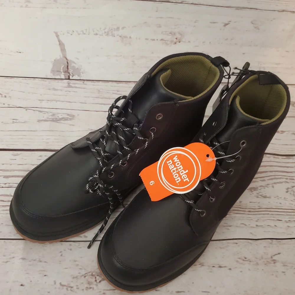Wonder Nation boy's boots with non-marking outsole black size 6